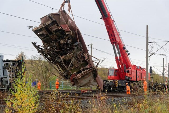 Trümmer eines entgleisten Güterzuges und eines Bauzuges stehen auf den Gleisen der Bahnstrecke bei Kerpen.