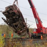 Trümmer eines entgleisten Güterzuges und eines Bauzuges stehen auf den Gleisen der Bahnstrecke bei Kerpen.