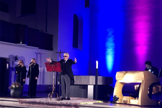 Heino singt bei einem Konzert in der St.-Agatha-Kirche in Dorsten.