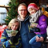 Mann mit zwei Töchtern und Bargeld