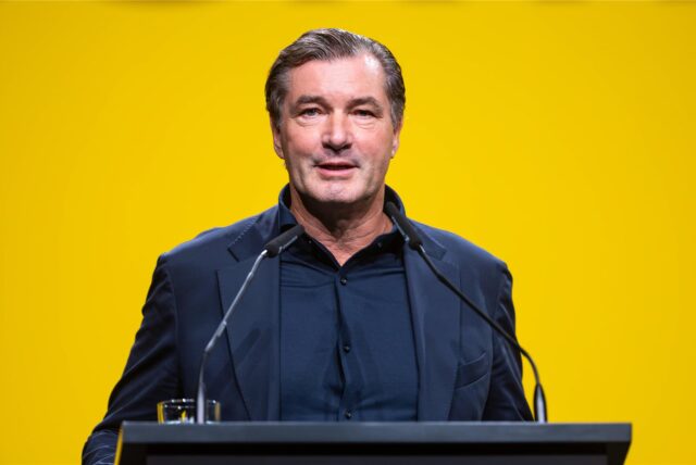 Michael Zorc steht an einem Pult.