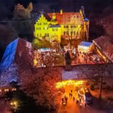 Luftaufnahme des illuminierten Schlosses Dellwig während des Weihnachtsmarktes.