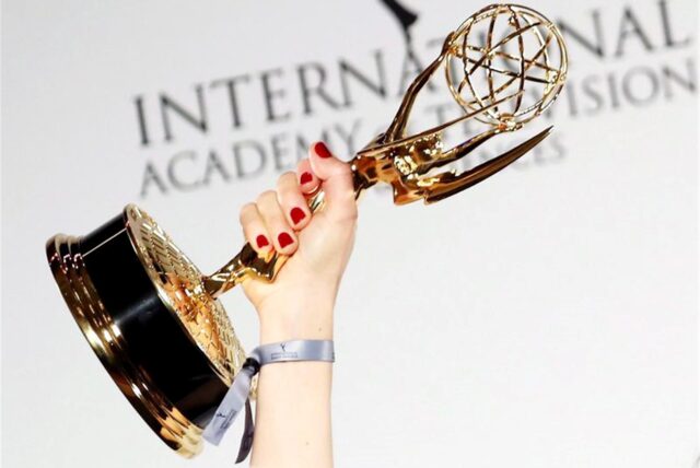 Die Trophäe des International Emmy Awards wird bei der 44. Verleihung hochgehoben.