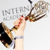 Die Trophäe des International Emmy Awards wird bei der 44. Verleihung hochgehoben.