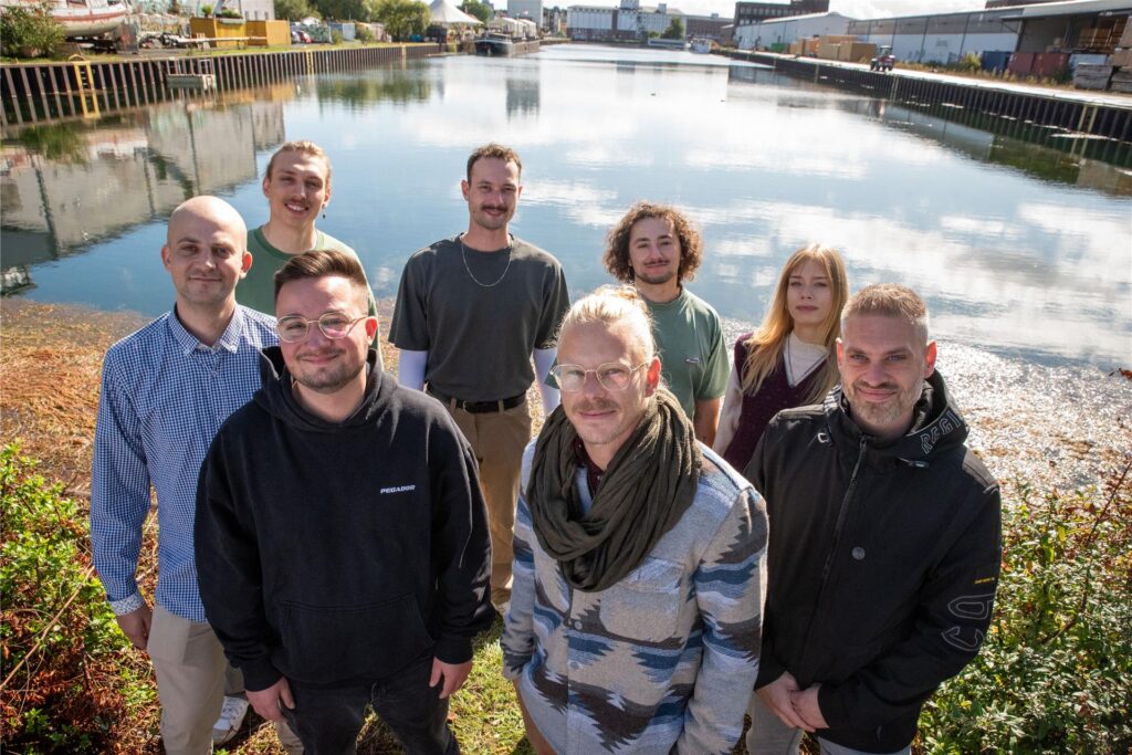 Mitglieder des Cannabis Social Clubs Dortmund stehen am Hafen.