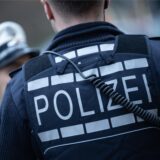 Eine Polizistin (l) und ein Polizist gehen im Rahmen eines Fototermins eine Straße entlang (gestellte Szene)