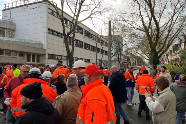 Die Stahlarbeiter in Dortmund informieren sich derzeit beim Betriebsrat über die Pläne zum Stellenabbau.