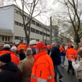 Die Stahlarbeiter in Dortmund informieren sich derzeit beim Betriebsrat über die Pläne zum Stellenabbau.