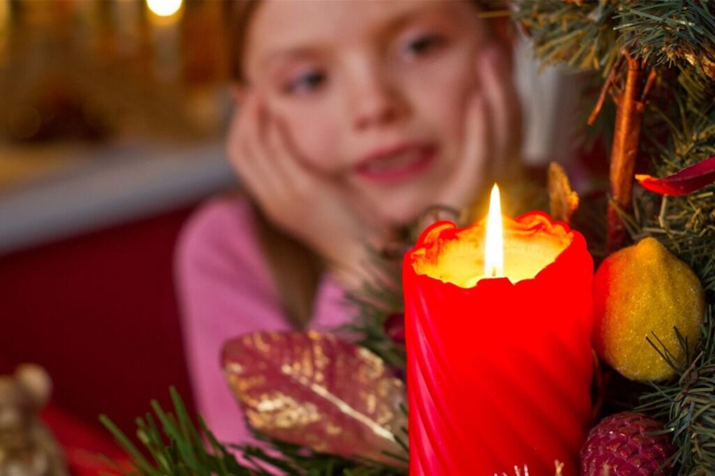 Mädchen vor adventskerze Mädchen vor adventskerze
