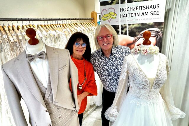 Heike Stüfchen-Möller und Jochem Möller mit Hochzeitsmode in ihrem Hochzeitshaus.