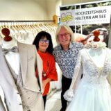 Heike Stüfchen-Möller und Jochem Möller mit Hochzeitsmode in ihrem Hochzeitshaus.