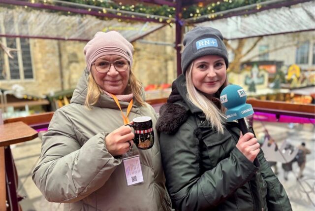 Wein-Kennerin Heike Wulf probiert sich durch alle Glühwein-Stände des Dortmunder Weihnachtsmarkts.