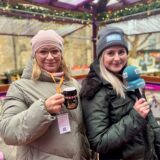 Wein-Kennerin Heike Wulf probiert sich durch alle Glühwein-Stände des Dortmunder Weihnachtsmarkts.