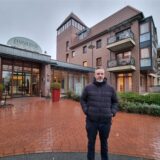 Junior-Chef Stephan Schnieder steht vor dem Eingang des Jammertal Resort in Datteln.