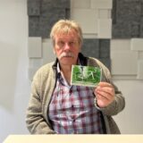 Der Recklinghäuser Ronald Brendel hält ein Foto in der Hand, das sein gestohlenes Rennrad gezeigt.