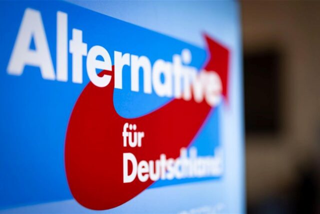 Aufsteller mit dem Schriftzug «Alternative für Deutschland» und dem Logo der AfD.