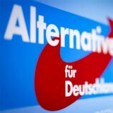 Aufsteller mit dem Schriftzug «Alternative für Deutschland» und dem Logo der AfD.