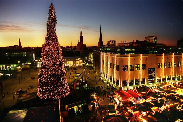 Der große Weihnachtsbaum auf dem Hansaplatz in Dortmund, umgeben von den Ständen der Dortmunder Weihnachtstadt 1998.