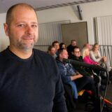 Alexander Fischer aus Herten im blauen Pulli auf der Besuchertribüne des Sitzungssaals im Hertener Rathaus. Im Hintergrund sind weitere Besucher der Schulausschuss-Sitzung erkennbar.