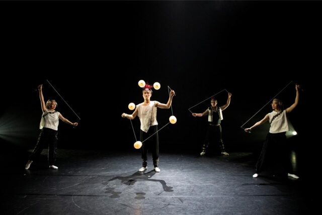 Vier Artisten von Flic Flac, die eine Show mit Diabolo machen.