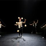 Vier Artisten von Flic Flac, die eine Show mit Diabolo machen.