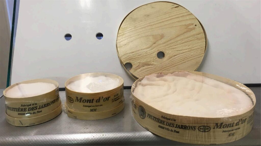 Drei verschieden große Holzschachteln des Käses Drei verschieden große Holzschachteln des Käses