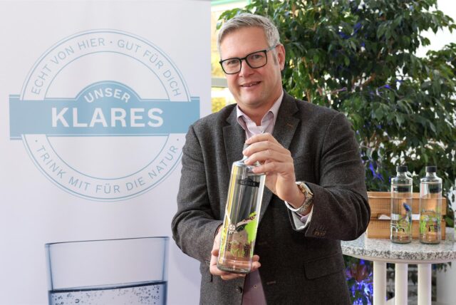 Bürgermeister Carsten Wewers mit der Trinkflasche mit dem Motiv „Waldkauz und Feuerwachturm“.