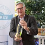 Bürgermeister Carsten Wewers mit der Trinkflasche mit dem Motiv „Waldkauz und Feuerwachturm“.
