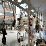 Das Schaufenster des Ladens des Jason-Radek-Fonds von innen.