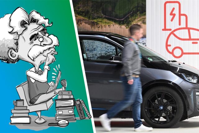 Ein Mann geht an einem E-Auto vorbei.