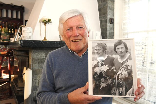 Fußball, Gelsenkirchen 26. November 2024. Henz van Haaren (84) zeigt ein Foto, das ihn und Stan Libuda zeigt in ihrer gemeinsamen Schalker Zeit Anfang der 70er-Jahre des vergangenen Jahrhunderts.