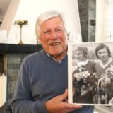 Fußball, Gelsenkirchen 26. November 2024. Henz van Haaren (84) zeigt ein Foto, das ihn und Stan Libuda zeigt in ihrer gemeinsamen Schalker Zeit Anfang der 70er-Jahre des vergangenen Jahrhunderts.