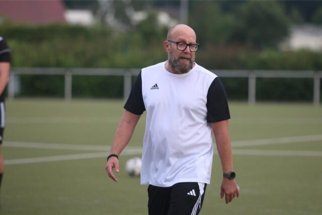 Stephan Böhm am Spielfeldrand.