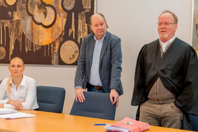 Marko Mecke aus Werne und seine Verteidiger nehmen auf der Anklagebank im Amtsgericht Lünen Platz.