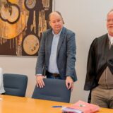 Marko Mecke aus Werne und seine Verteidiger nehmen auf der Anklagebank im Amtsgericht Lünen Platz.