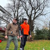 Roman Vierhaus und zwei Baum-Experten am Mittwochmorgen (27.11.2024) am Bokenkreuz. Eine der zwei über 100 Jahre alten Linden, die das Kreuz einrahmen, hatte Pilzbefall und musste gefällt werden.