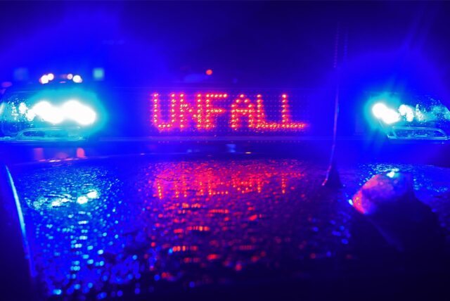 Auf einem Einsatzwagen der Polizei leuchtet zwischen dem Blaulicht in Rot der Schriftzug Unfall auf. (Symbolbild)