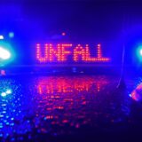 Auf einem Einsatzwagen der Polizei leuchtet zwischen dem Blaulicht in Rot der Schriftzug Unfall auf. (Symbolbild)