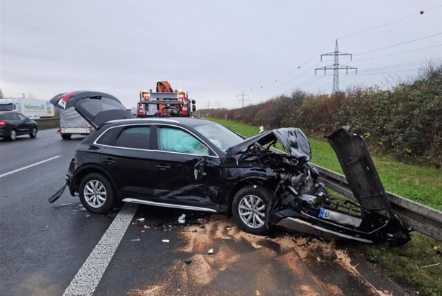Ein demolierter Wagen vor einer Leitplanke auf der Autobahn A2.