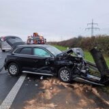 Ein demolierter Wagen vor einer Leitplanke auf der Autobahn A2.