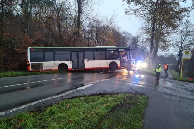 Bus im Graben