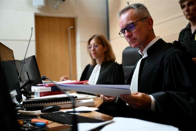 Staatsanwalt Jean-Francois Mayet sieht sich während des Prozesses Dokumente an.