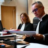 Staatsanwalt Jean-Francois Mayet sieht sich während des Prozesses Dokumente an.