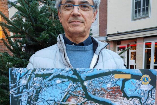 Iradj Feizi, Präsident des Lions Club Haltern, mit dem Adventskalender 2024.