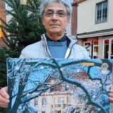 Iradj Feizi, Präsident des Lions Club Haltern, mit dem Adventskalender 2024.