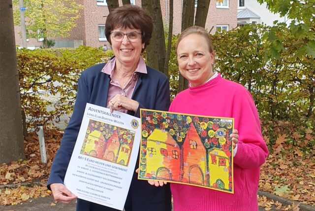 Gudrun Gabriel und Friederika Haase präsentieren den neuen Adventskalender 2024 des Lions Clubs Dorsten-Wulfen.