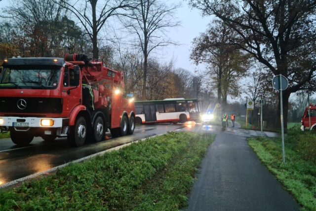 Bus auf der Dorstener Straße im Graben, davor ein Abschlepper.