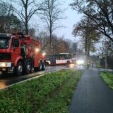 Bus auf der Dorstener Straße im Graben, davor ein Abschlepper.