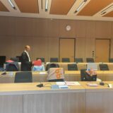 Die beiden jetzt verurteilten Erpresser beim Prozessauftakt am 24.10. Links: Verteidiger Martin Gentz aus Bochum.