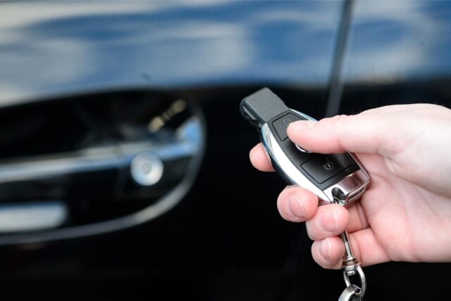 Eine Persons hält einen Autoschlüssel in der Hand. (Symbolbild)